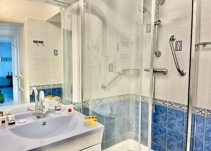 L'eburneen Yourhosthelper Cannes