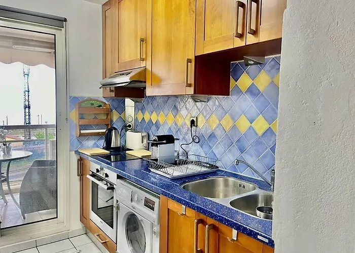 L'eburneen Yourhosthelper