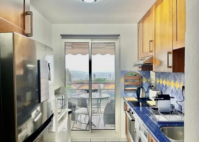 L'eburneen Yourhosthelper * Cannes