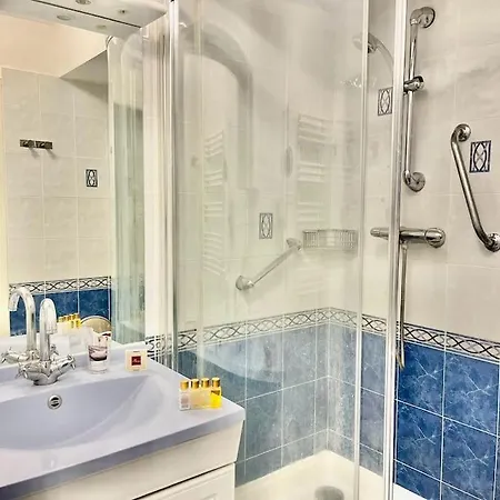 L'eburneen Yourhosthelper Cannes