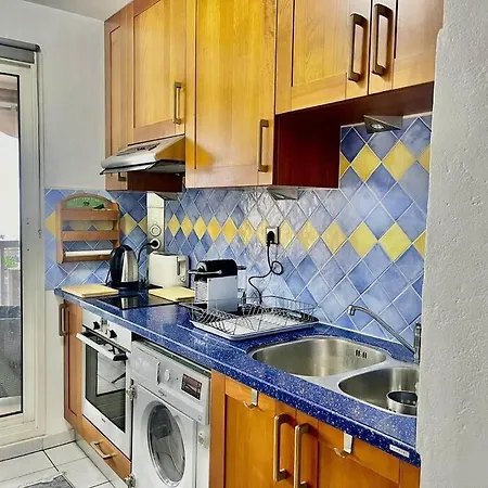 L'eburneen Yourhosthelper