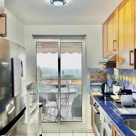 L'eburneen Yourhosthelper * Cannes