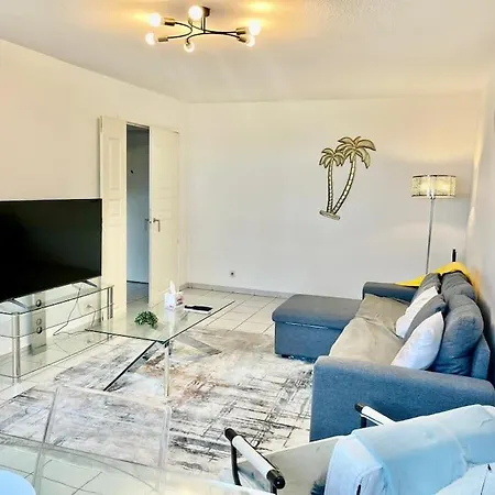 L'eburneen Yourhosthelper Cannes